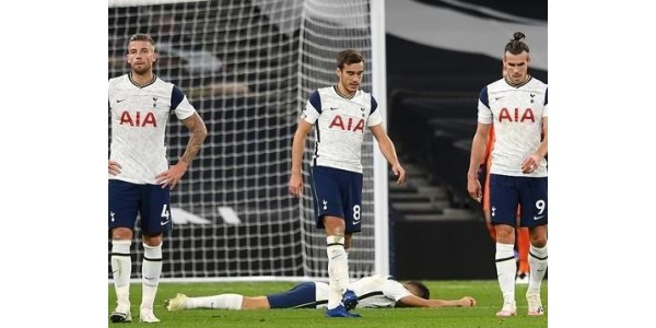Tottenham Hotspur était à égalité par West Ham United avec une avance de 3 points Tottenham Hotspur était à égalité par West Ham United avec une avance de 3 points